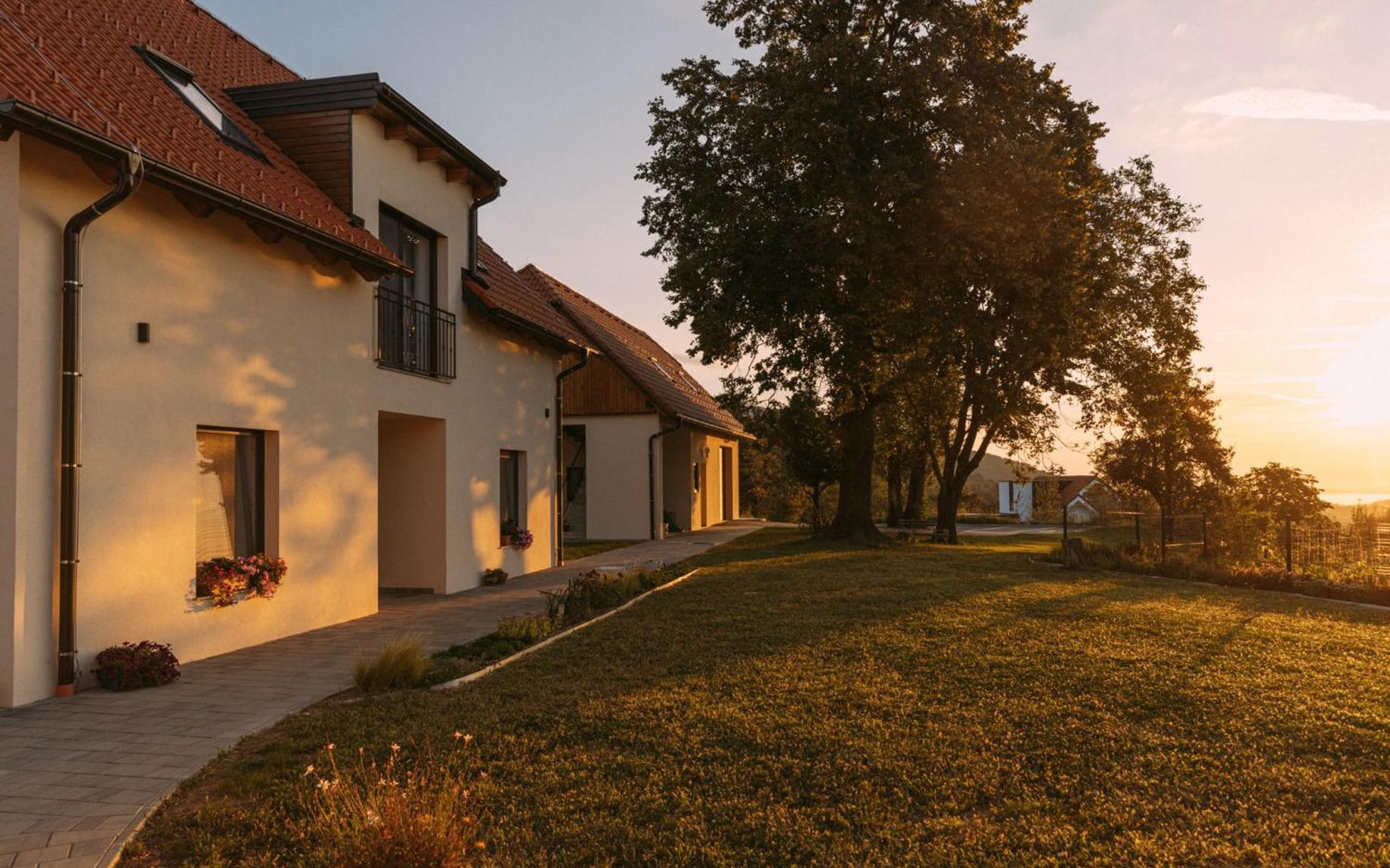 Hisa Na Ravnah Hotel Pisece Exterior photo